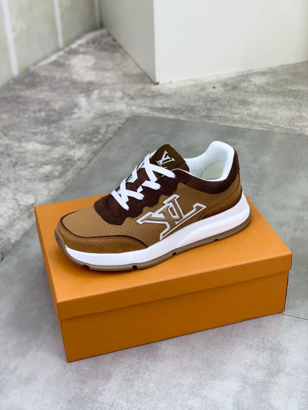 Men's men's shoes💰P440💰[New model]🆘[Louis Vuitton] LV official website latest model🎁casual and fashionable men's shoes👟hot style💥simple and elegant style, exclusive for trendy men. Unique official website latest brand elements👑original decoration, fashionable and generous, the fabric is made of original calfskin➕comfortable and breathable mesh lining➕pig skin lining ✅The official website specifies wear-resistant casual outsole, the classic model is taken in real life🎬Color: 3️⃣colors available😍Number of codes: 38-44 (45 46 customized)